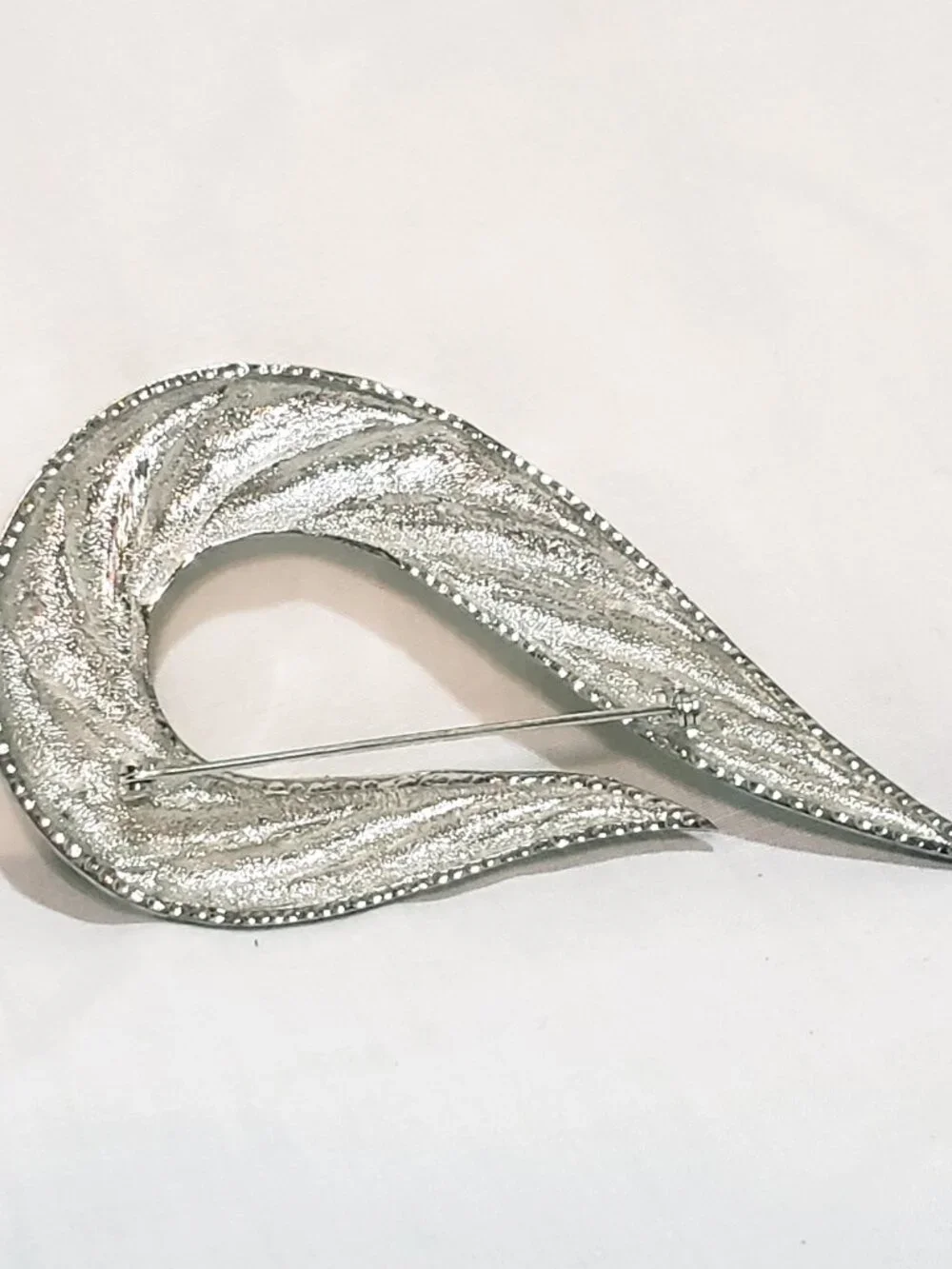 Open Swirl Grooved Silver Tone Brooch 4